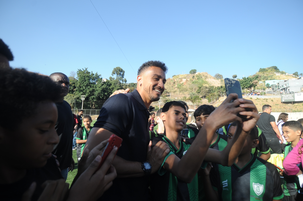 Danilo é tietado por crianças da Escola de Futebol do América