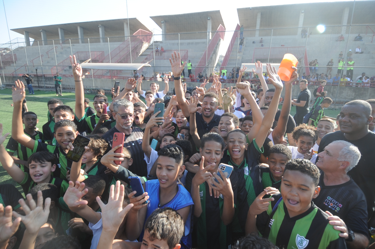 Danilo é tietado por crianças da Escola de Futebol do América