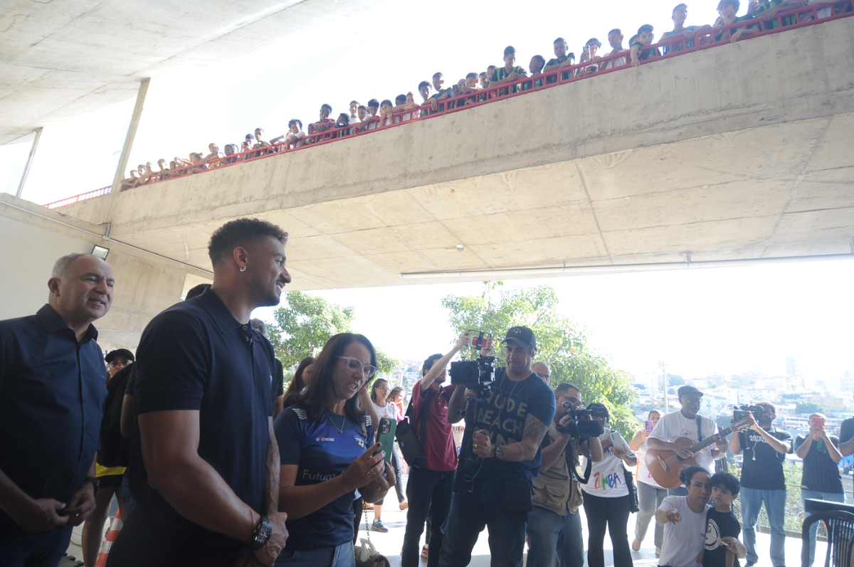 Danilo ao lado da mãe na Arena Morro das Pedras