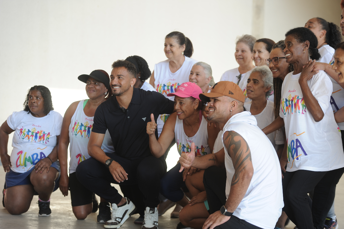 Danilo posa com turme de zumba do Projeto Social Arena Morro das Pedras