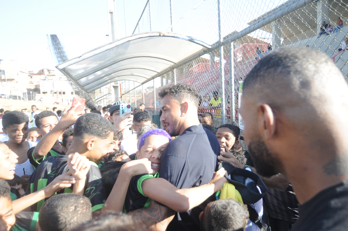 Danilo é tietado por crianças da Escola de Futebol do América