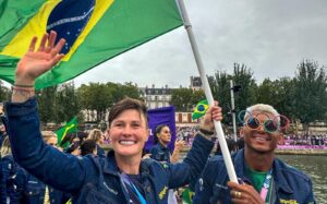 Raquel Kochhann e Isaquias Queiroz, porta-bandeiras do Brasil (foto: Divulgação/Time Brasil)