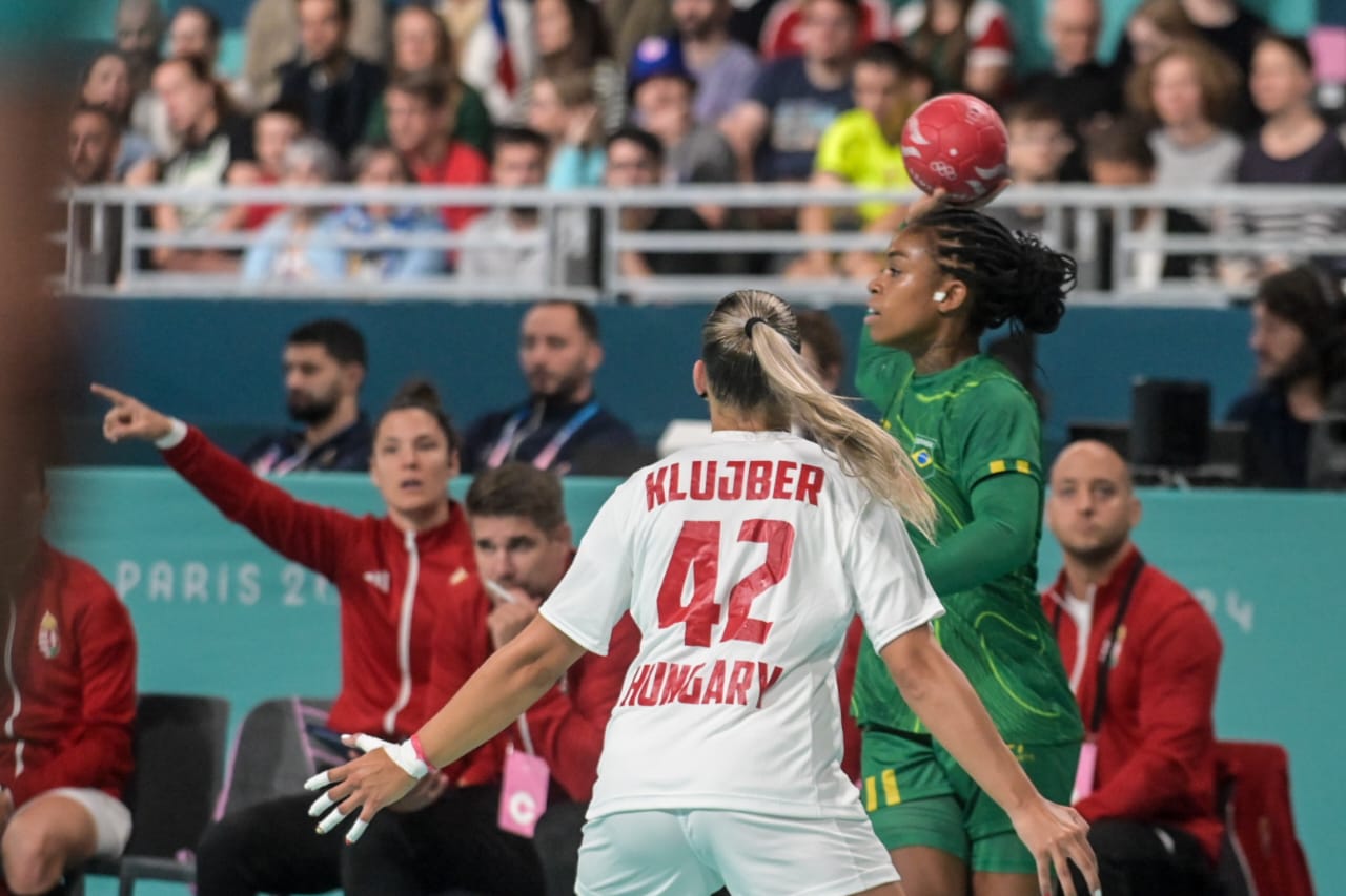 Bruna de Paula com a bola durante jogo de handebol entre Brasil e Hungria - (foto: Leandro Couri/EM/D.A Press)