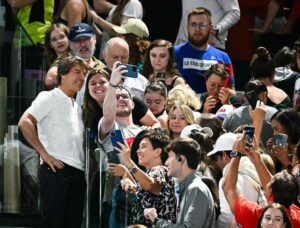 Tom Cruise tira fotos com fãs (foto: Oli SCARFF / AFP)