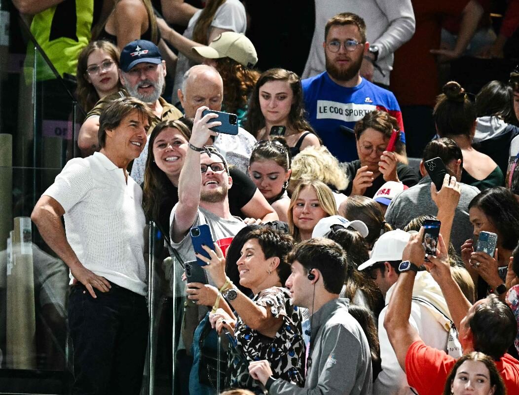 Tom Cruise tira fotos com fãs (foto: Oli SCARFF / AFP)