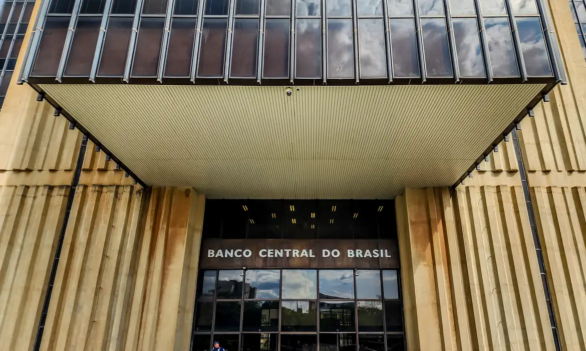 Mercado aumenta previsão da inflação de 4% para 4,05% em 2024