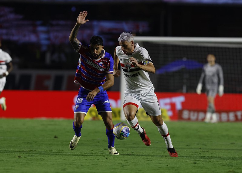 Britez, do Fortaleza, e Calleri, do São Paulo (foto: Rubens Chiri/São Paulo FC)