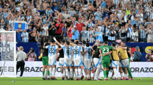 Jogadores da Argentina comemorando classificação à final da Copa América (foto: Juan Mabromata/AFP)