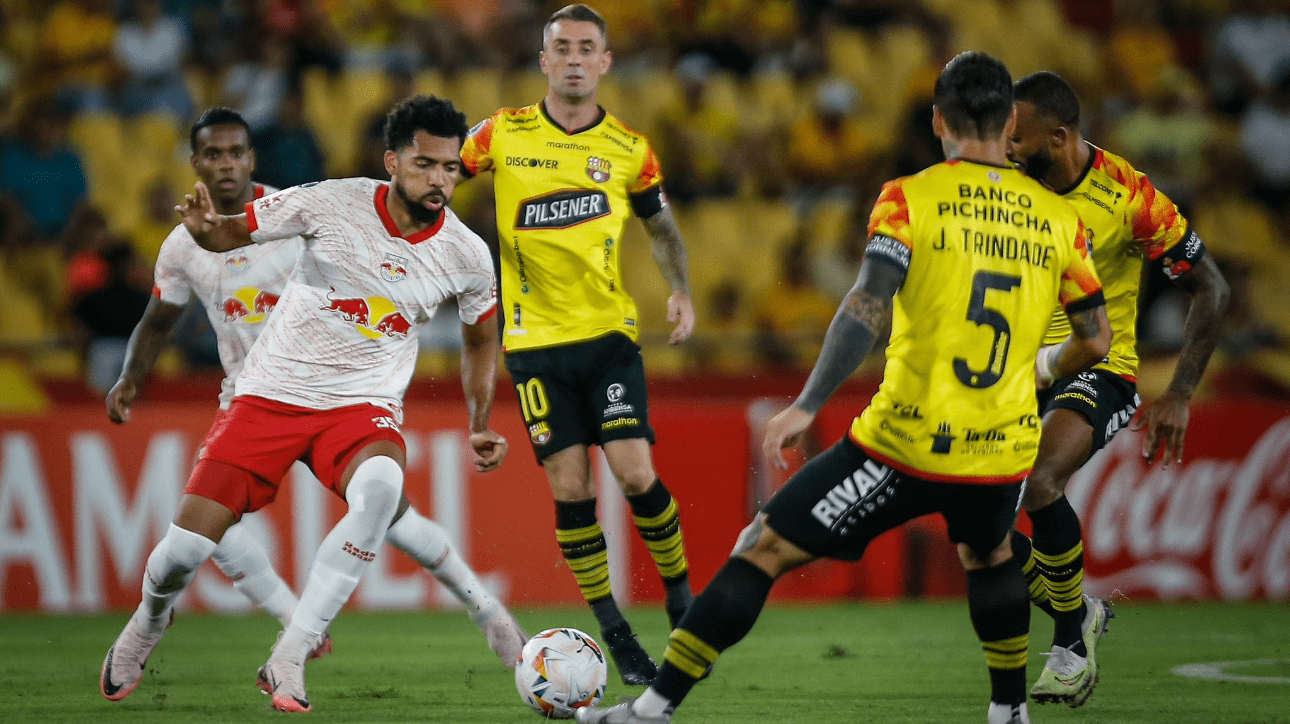 Jogadores de Bragantino e Barcelona de Guayaquil, pela Sul-Americana (foto: Ari Ferreira/Red Bull Bragantino 

)