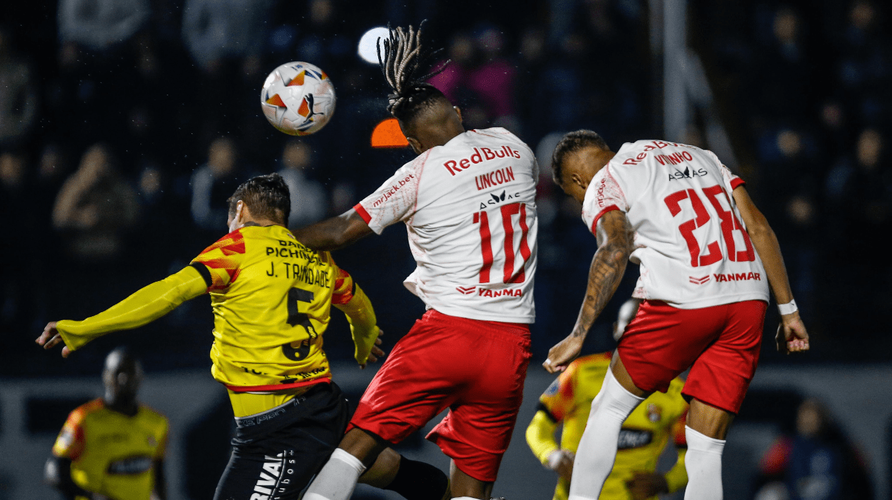 Lincoln, jogador do Bragantino, no momento do gol sobre Barcelona-EQU (foto: Ari Ferreira)