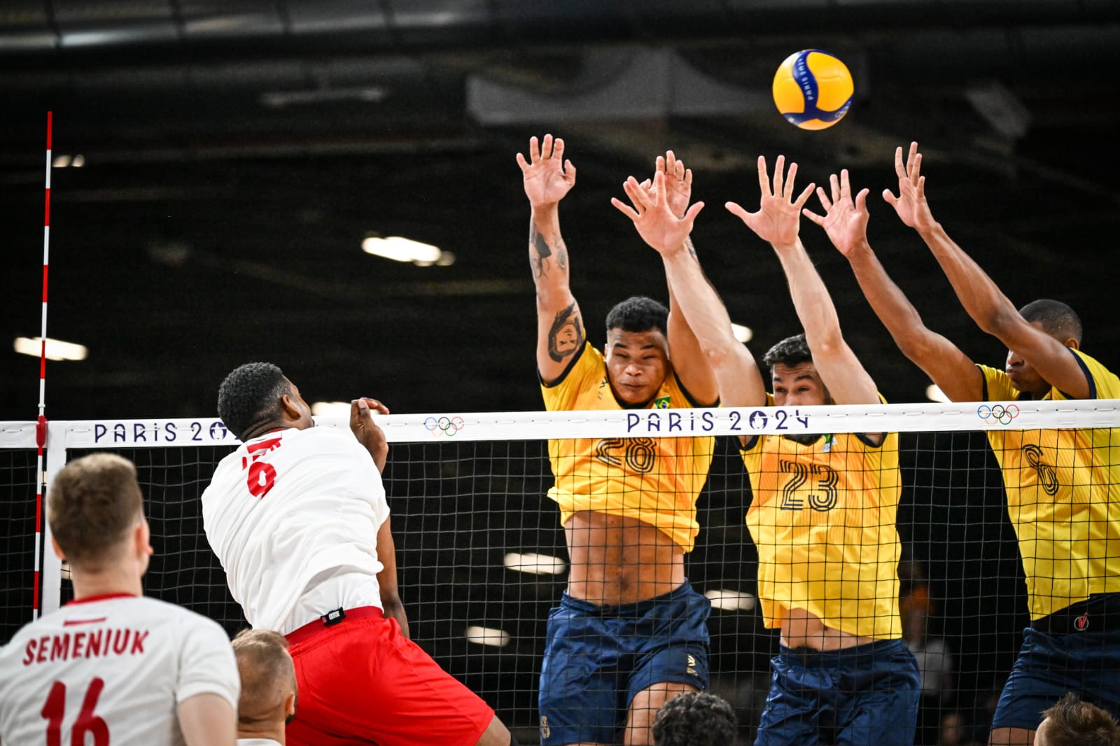 Brasil leva virada da Polônia e se complica no vôlei masculino em Paris 2024