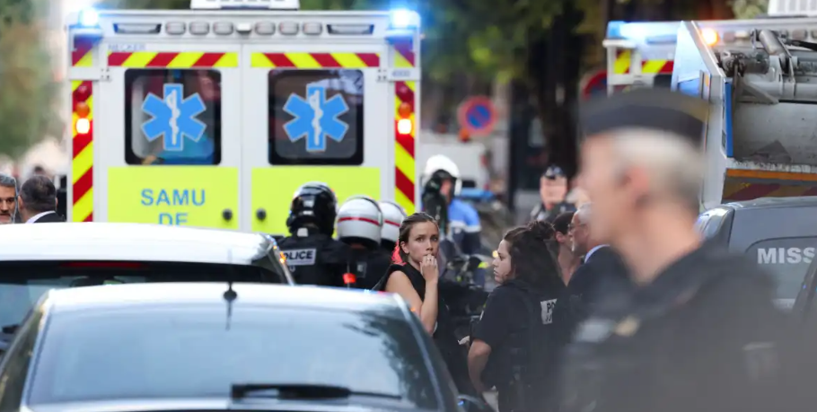 Policial fica feriado em ataque com faca em paris