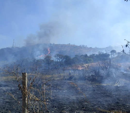 Parque Estadual Serra Verde é tomado por incêndio em BH