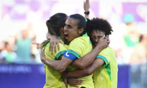 Com golaço, Brasil vence Nigéria e estreia com pé direito em Paris 2024