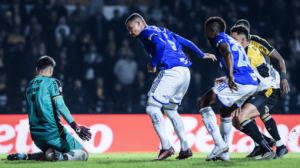 Jogadores de Cruzeiro e Criciúma nO brasileiro (foto: Gustavo Aleixo/Cruzeiro)