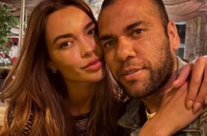 Daniel Alves e Joana Sanz ‘adotam’ morcego de estimação