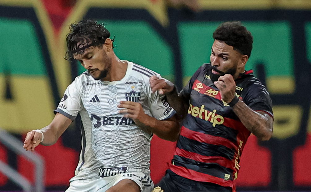 Gustavo Scarpa em ação durante duelo entre Sport e Atlético - (foto: Pedro Souza/Atlético)