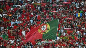 Torcida de Portugal (foto: KENZO TRIBOUILLARD)