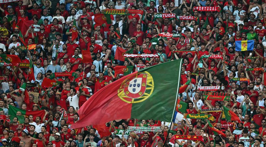 Torcida de Portugal (foto: KENZO TRIBOUILLARD)