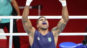 Abner Teixeira celebra vitória (foto: Gaspar Nóbrega / Comitê Olímpico do Brasil )