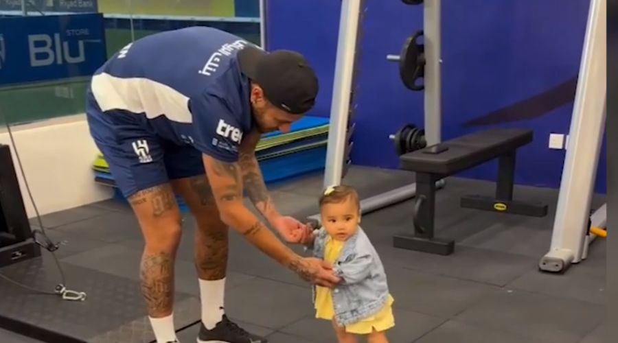 Neymar com filha em treino (foto: Reprodução / Al-Hilal )