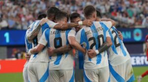 Jogadores argentinos abraçados (foto: Divulgação / Argentina)