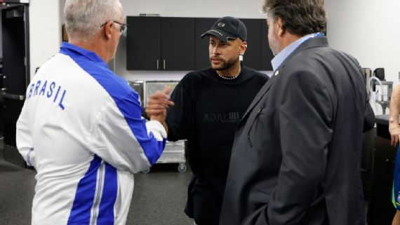 Dorival cumprimenta Neymar (foto: Rafael Ribeiro/CBF)