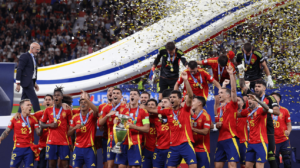 Jogadores da Seleção Espanhola com a taça da Eurocopa (foto: Adrian Dennis/AFP)