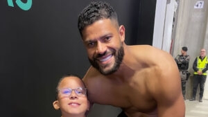 Filho de ex-jogador do Atlético entra em campo com Hulk e ganha presentes