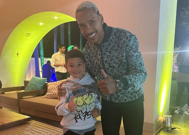 Filho de jogador do Cruzeiro tieta Matheus Pereira em festa