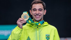 Hugo Calderano com medalha de ouro (foto: Wander Roberto/COB)