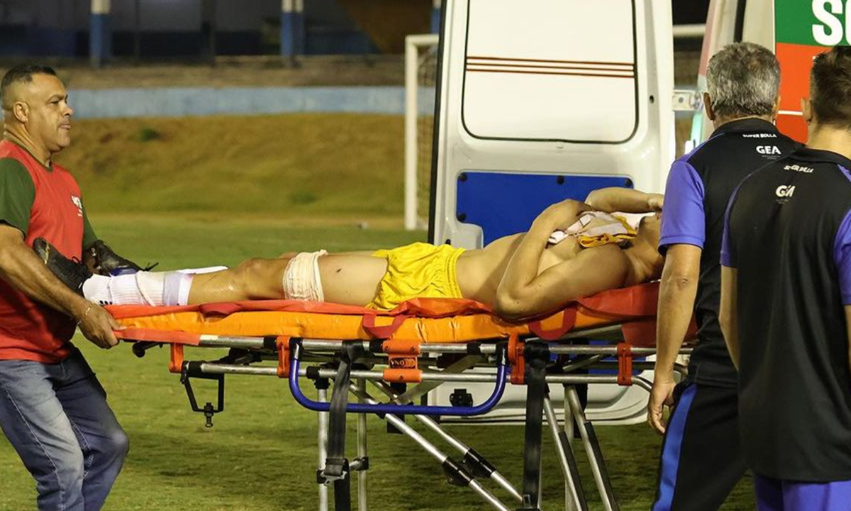 Goleiro sendo retirado de maca (foto:  Vinícius Canuto)