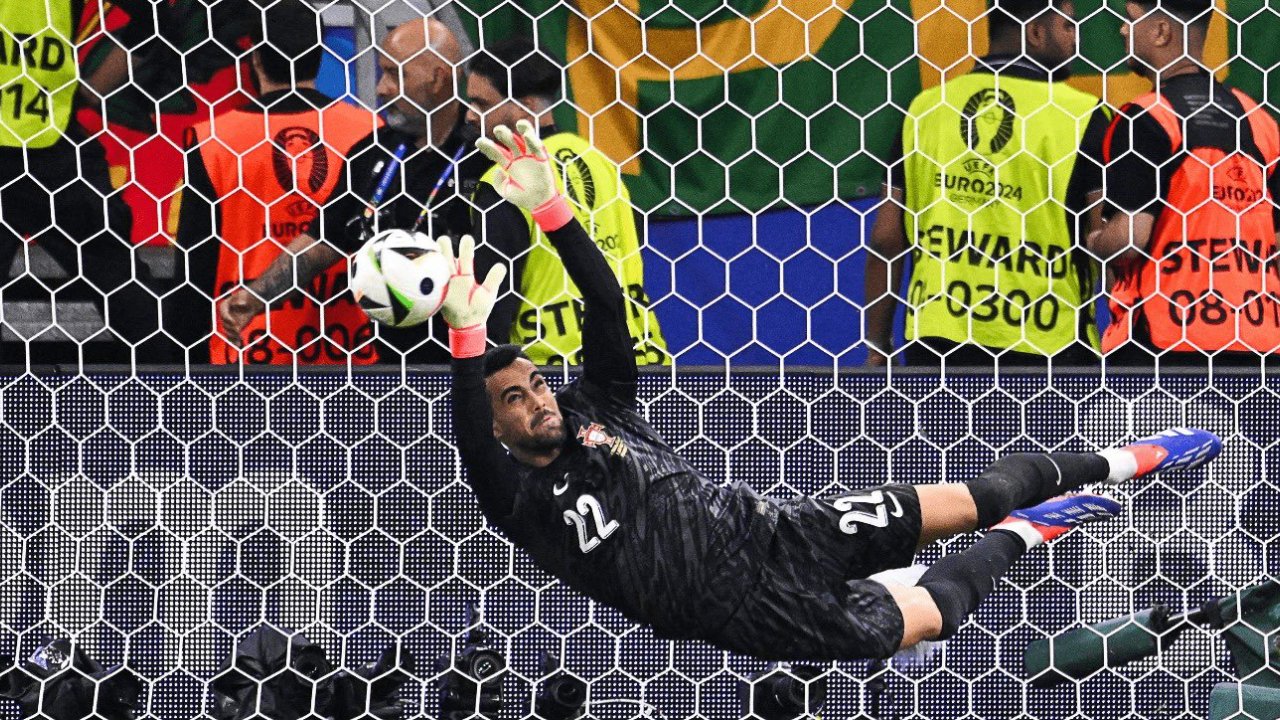 Diogo Costa defendendo um pênalti (foto: AFP)