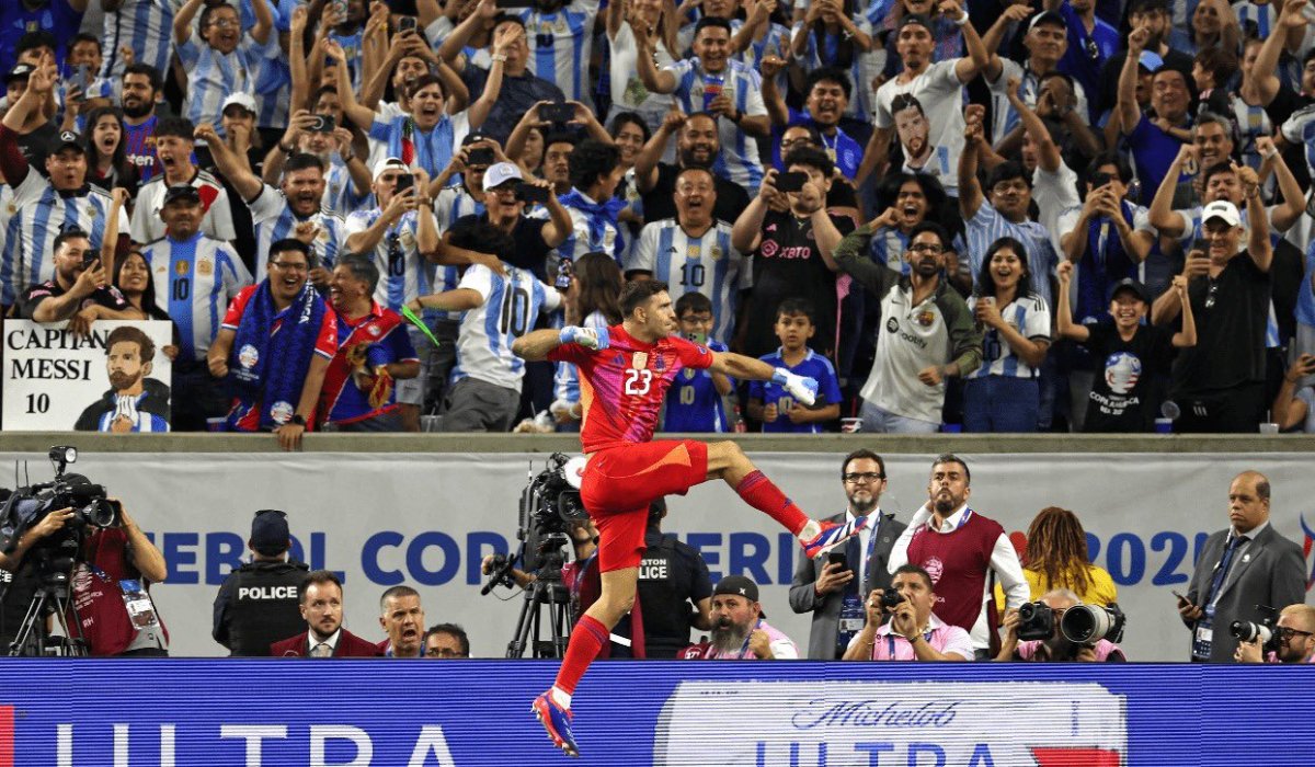 Dibu Martínez comemorando (foto: Charly Triballeau / AFP)