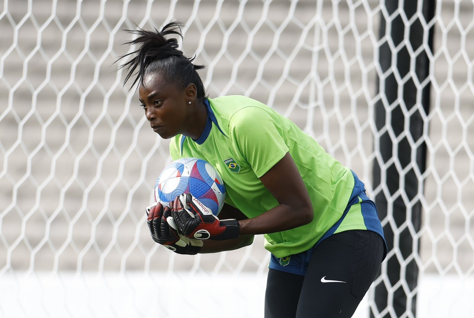 Tainá durante treino da Seleção (foto: Rafael Ribeiro / CBF)