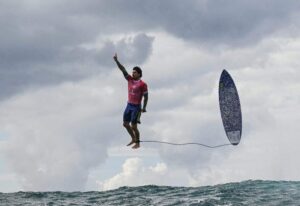 Medina em pulo no mar (foto: Jerome BROUILLET  AFP)