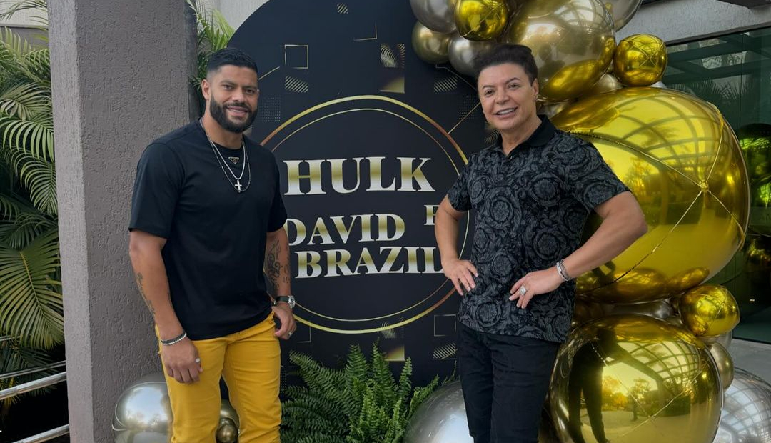 Hulk celebra aniversário em festa com influencer e recebe companheiros de Atlético