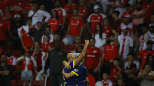 Jogadores do Rosario Central comemorando gol sobre Internacional, pela Copa Sul-Americana (foto: Silvio Ávila/AFP)