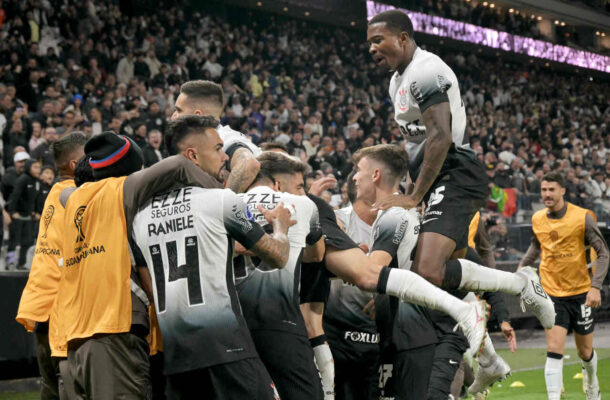 Time do Corinthians comemora gol (foto: Nelson Almeida/ AFP via Getty Images)