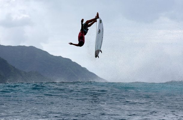 Gabriel Medina voando sobre o mar (foto: AFP)