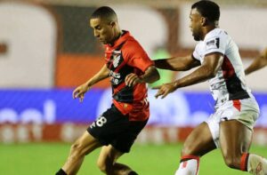 Jogadores de Vitória e Athletico-PR, pelo Brasileiro (foto: Divulgação/CAP)