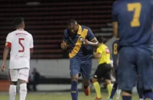 Mascote comemora gol (foto: Luan Tavares/Retrô FC)