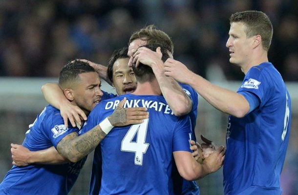 Danny Drinkwater comemorando com os colegas (foto: Oli Scarff/AFP)