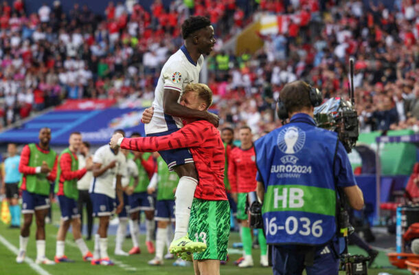 Jogadores de Inglaterra e Suíça em disputa de bola nas quartas de final da Euro 2024 (foto: Adrian Dennis/AFP via Getty Images)