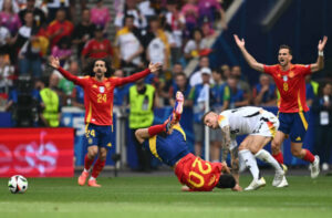 Momento em que Kross lesiona Pedri (foto: Fabrice Cofrini/AFP via Getty Images)