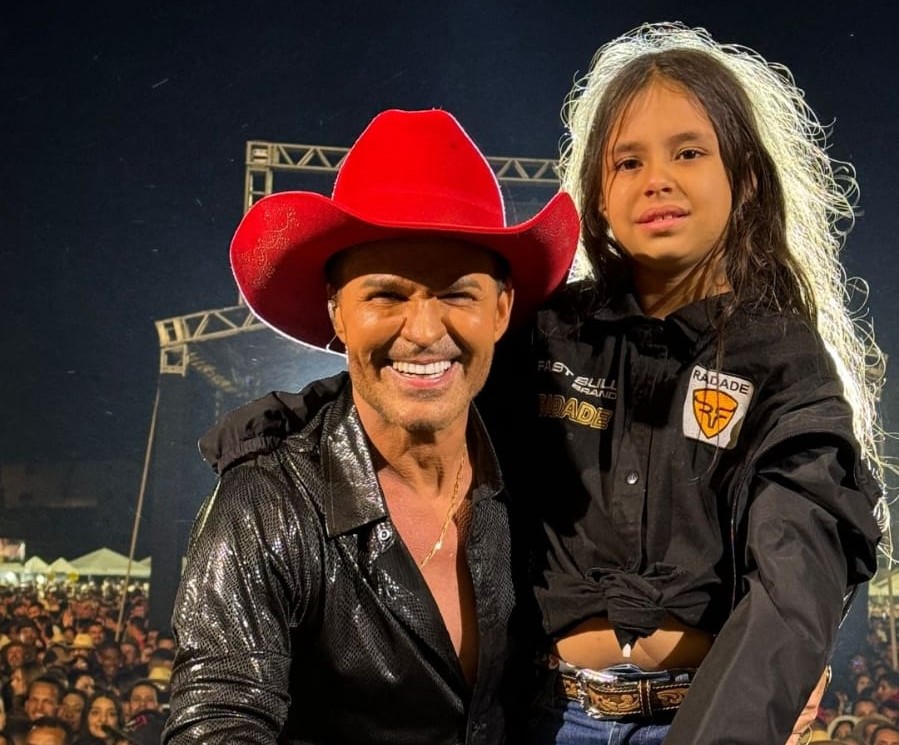 Menina de Bom Jesus do Galho vira atração na Festa do Inhame, durante shows de Gustavo Mioto e Eduardo Costa