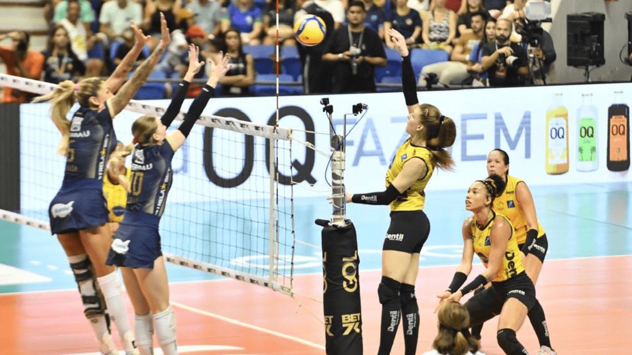 Jogadoras de Minas e Praia (foto: Léo Caldas/Divulgação CBV)