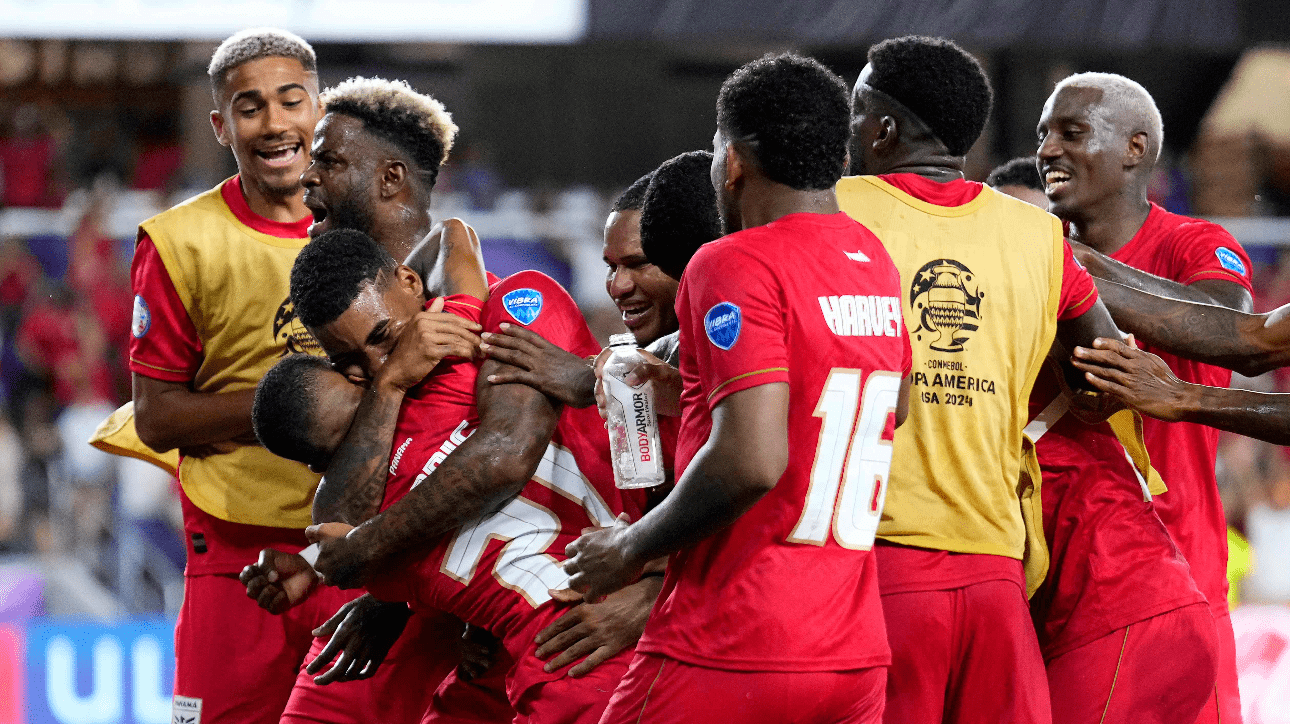 Jogadores do Panamá comemorando classificação inédita às quartas de final da Copa América (foto: Rich Storry/Getty Images North America/AFP)