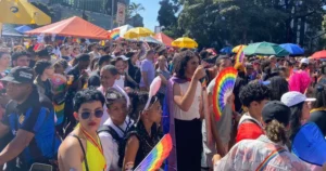 Parada LGBTQIA+ na avenida Afonso Pena de BH mostrou as cores da diversidade