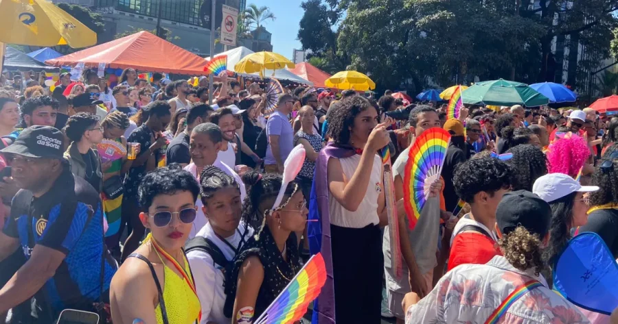 Parada LGBTQIA+ na avenida Afonso Pena de BH mostrou as cores da diversidade